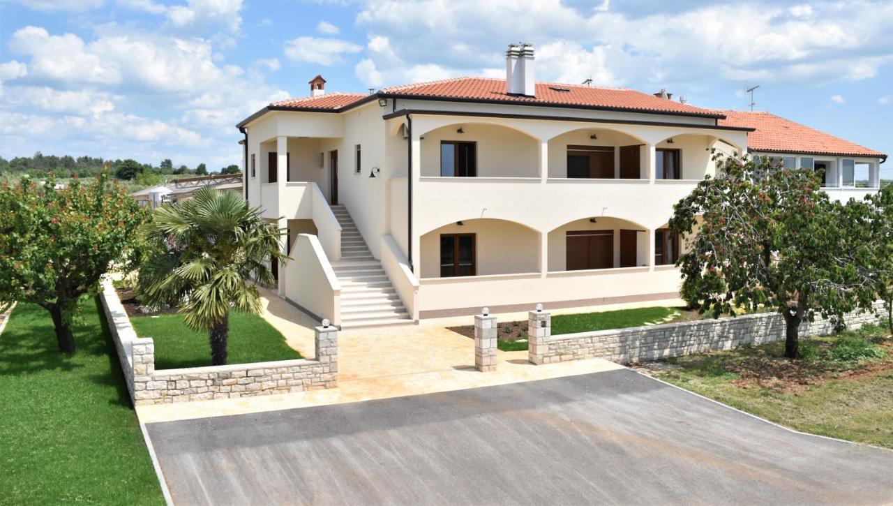 Apartmani Diana Новиград Екстериор снимка