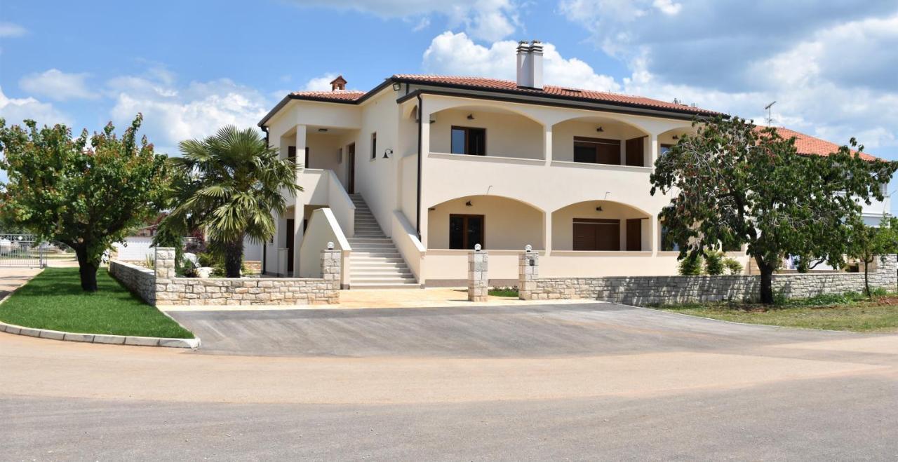 Apartmani Diana Новиград Екстериор снимка